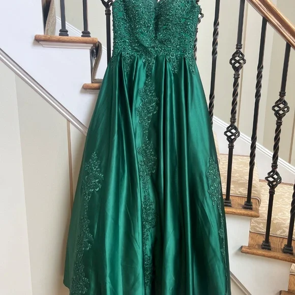green emerald velvet dress Amazon.com: HEBEOS Jade Lace Appliques Long Prom Dresses for Women  Spaghetti Straps Floral Tulle V-Neck Floor Length Prom Gown for Teens Plus  Size 2024 US16W : Clothing, Shoes & Jewelry